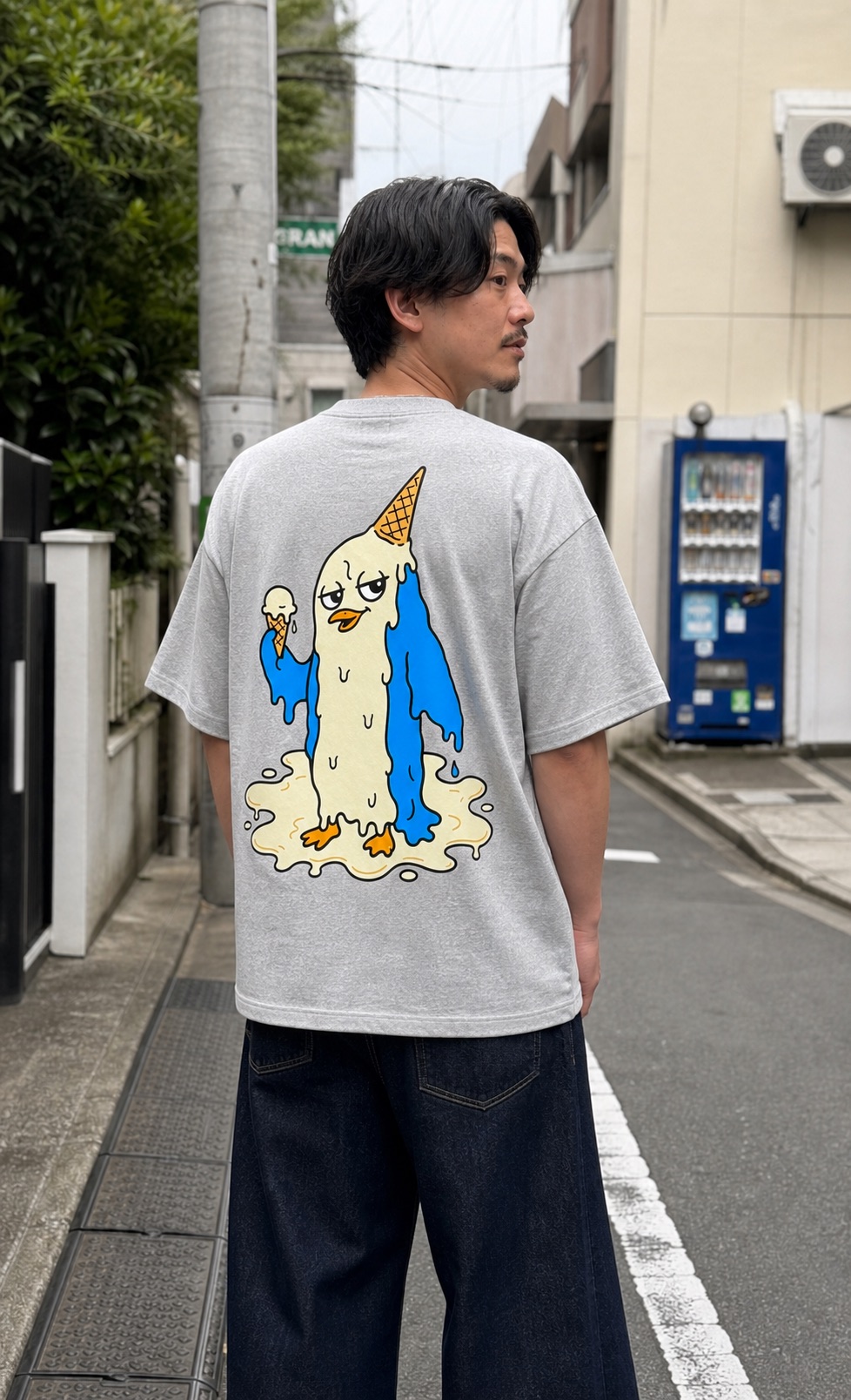 MELT PENGUIN TEEを着た男性の後ろ姿